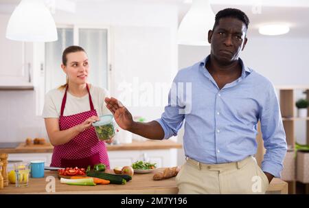 Unzufriedener Ehemann streitete sich während des Frühstücks mit seiner Frau in der Küche Stockfoto
