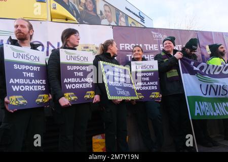 Waterloo, London, Großbritannien. 11. Januar 2023 Streikposten von Krankenwagen-Arbeitern im Londoner Waterloo Ambulanzdienst-Hauptquartier. Kredit: Matthew Chattle/Alamy Live News Stockfoto