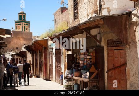 Fez, Marokko-25. April 2014: Gruppe von Personen, die an einem schönen Frühlingsmorgen in der Medina von Fez in einem Hochzeitsladen sitzen und Kunden begrüßen Stockfoto