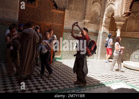 Fez, Marokko-23. April 2014: Touristen in einem Mosaik während eines schönen Frühlingsvormittags in der Medina von Fez Stockfoto