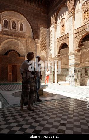 Fez, Marokko-23. April 2014: Touristen in einem Mosaik während eines schönen Frühlingsvormittags in der Medina von Fez Stockfoto