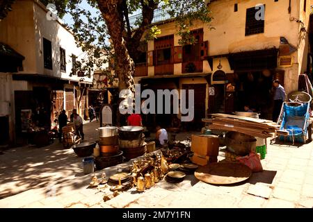 Fès, Marokko-24. April 2014: Arbeiter machen ihr Handwerk in Messing auf dem Sefarine-Platz, einem der beliebtesten Plätze in der alten Medina von Fès Stockfoto