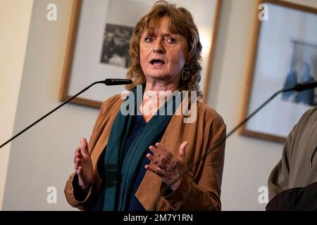 Berlin, Deutschland. 11. Januar 2023. Elvira Berndt, Geschäftsführerin von Gangway - Straßenensozialarbeit in Berlin e.V., gibt nach dem Gipfel gegen Jugendgewalt eine Presseerklärung mit Akteuren aus Senat, Bezirken und Zivilgesellschaft ab. Kredit: Fabian Sommer/dpa/Alamy Live News Stockfoto