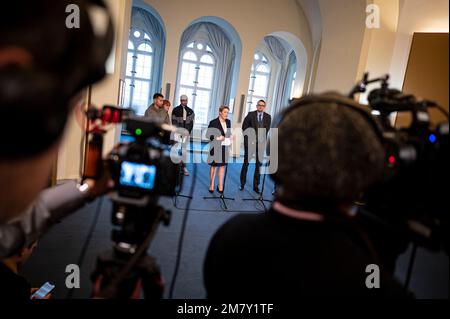 Berlin, Deutschland. 11. Januar 2023. Franziska Giffey (M, SPD), Bürgermeisterin Berlins, gibt nach dem Gipfel gegen Jugendgewalt eine Presseerklärung mit Akteuren des Senats, der Bezirke und der Zivilgesellschaft ab. Kredit: Fabian Sommer/dpa/Alamy Live News Stockfoto