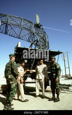 Studenten der ägyptischen Armee und ihre USA Armeelehrer beginnen während eines intensiven 27-wöchigen HAWK-Raketentrainings mit dem verbesserten Pulserfassungsradar. Basis: Fort Bliss Bundesstaat: Texas (TX) Land: Vereinigte Staaten von Amerika (USA) Stockfoto