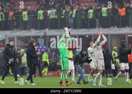 Mailand, Italien. 08. Januar 2023. Italien, Mailand, januar 8 2023: Rui Patricio (als Torwart der Roma) begrüßt die Fans auf den Tribünen am Ende des Fußballspiels AC MILAN vs AS ROMA, Serie A Tim 2022-2023 day17 San Siro Stadion (Foto: Fabrizio Andrea Bertani/Pacific Press) Kredit: Pacific Press Media Production Corp./Alamy Live News Stockfoto