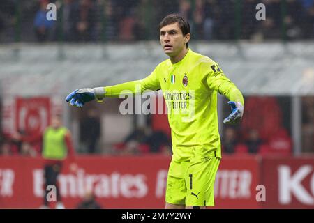 Mailand, Italien. 08. Januar 2023. Italien, Mailand, januar 8 2023: Ciprian Tatarusanu (ac Mailand Torwart) gibt in der zweiten Hälfte während des Fußballspiels AC MAILAND vs AS ROMA Ratschläge, Serie A Tim 2022-2023 day17 San Siro Stadion (Foto: Fabrizio Andrea Bertani/Pacific Press) Kredit: Pacific Press Media Production Corp./Alamy Live News Stockfoto