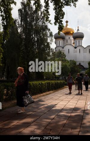 Moskau, Russland - 21. Juli 2010. Gleich morgen früh besuchen Gemeindemitglieder das Kloster Mass Novodevichy Stockfoto