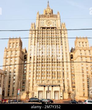 Moskau, Russland - 21. Juli 2010: Das Gebäude des russischen Außenministeriums (1948-1953) auf dem Smolenskaya-Platz hat 27 Stockwerke und ist 172 Met Stockfoto