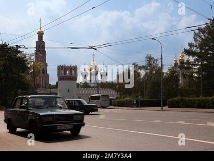 Moskau, Russland - 21. Juli 2010. Gleich morgen früh besuchen Gemeindemitglieder das Kloster Mass Novodevichy Stockfoto