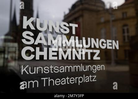 Chemnitz, Deutschland. 11. Januar 2023. „Kunstsammlungen Chemnitz“ steht auf der Eingangstür zum Museum am Theaterplatz in Chemnitz. Dieses Jahr reicht das Ausstellungsprogramm der Kunstsammlungen von gotischer heiliger Kunst über neue Objektivität bis hin zu junger zeitgenössischer Kunst aus Sachsen. Ende des Jahres planen die Kunstsammlungen eine umfassende Ausstellung über den in Stuttgart geborenen Künstler Willi Baumeister (1889-1955) und sein Netzwerk. Kredit: Hendrik Schmidt/dpa/Alamy Live News Stockfoto