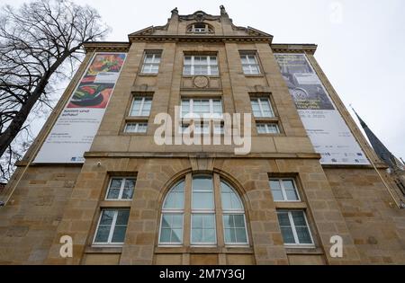 Chemnitz, Deutschland. 11. Januar 2023. Blick auf das Museum am Theaterplatz in Chemnitz. Das 1909 eröffnete ehemalige King Albert Museum beherbergt heute die Chemnitz Kunstsammlungen. In diesem Jahr werden die Kunstsammlungen eine Reihe von Ausstellungen präsentieren, die von gotischer heiliger Kunst über neue Objektivität bis hin zu junger zeitgenössischer Kunst aus Sachsen reichen. Ende des Jahres planen die Kunstsammlungen eine umfassende Ausstellung über den in Stuttgart geborenen Künstler Willi Baumeister (1889-1955) und sein Netzwerk. Kredit: Hendrik Schmidt/dpa/Alamy Live News Stockfoto