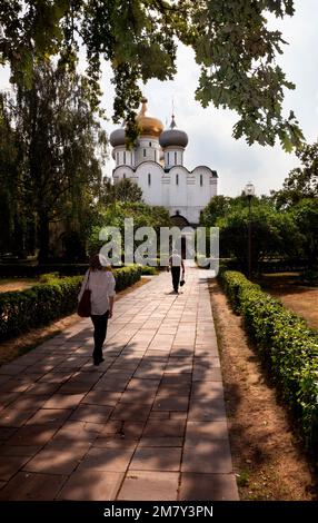 Moskau, Russland - 21. Juli 2010. Gleich morgen früh besuchen Gemeindemitglieder das Kloster Mass Novodevichy Stockfoto