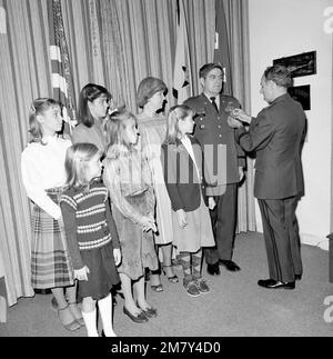 Nach seinem Ruhestand wird die Legion of Merit OBERST John C. McNerney von LGEN James H. Merryman, stellvertretender Stabschef der Abteilung Forschung, Entwicklung und Akquisition, vorgestellt. Die McNerney-Familie schaut zu. Von links nach rechts, erste Reihe: Töchter Katie, Maura und Elizabeth; hintere Reihe: Carol, Molly und Ehefrau Margie. Die Zeremonie findet im Pentagon statt. Basis: Arlington Bundesstaat: Virginia (VA) Land: Vereinigte Staaten von Amerika (USA) Stockfoto