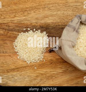 Rund weißer Reis aus Valencia, auch Bomba-Reis genannt, gilt als der beste Reis für die Paella-Zubereitung Stockfoto