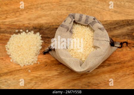 Rund weißer Reis aus Valencia, auch Bomba-Reis genannt, gilt als der beste Reis für die Paella-Zubereitung Stockfoto