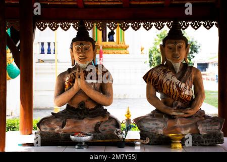 Alte Eremit- oder antike Ruinen, eremitische Statuen für thailänder, die reisen, besuchen Sie und respektieren Sie den heiligen Mythos des Gebets in Wat Phra S. Stockfoto