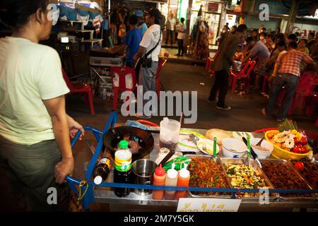 Bangkok, Thailand. 12. August 2009. Reisender Imbissverkäufer in der Khao San Street. Stockfoto