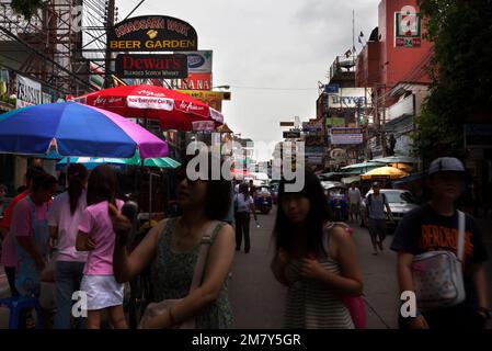 Bangkok, Thailand. 7. August 2009. Touristen unter Geschäften und Straßenverkäufern in der Khao San Street, Bangkok Stockfoto