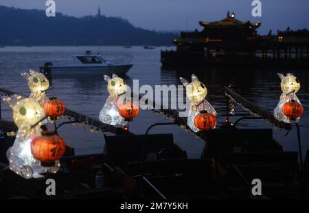HANGZHOU, CHINA - 11. JANUAR 2023 - Ein Handboot mit einer „Hasellampe aus Jade“ Beleuchtet den Westsee in Hangzhou, der Provinz Zhejiang im Osten Chinas Stockfoto