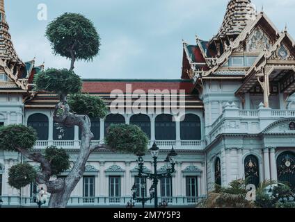 Details zum wunderschönen Großen Palast von Bangkok an einem bewölkten Tag im Monsun Stockfoto