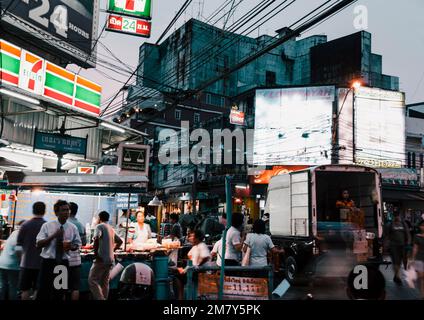 Bangkok, Thailand. 12. August 2009. Touristen unter Geschäften und Straßenverkäufern in der Khao San Street, Bangkok Stockfoto