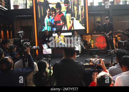 11. Januar 2023, Kolkata, Westbengalen, Indien: Pressekonferenz des bevorstehenden Bollywood-Films „Lakadbaggha“ im Roots. Schauspieler Anushman Jha, Milinnd Soman und Schauspielerin Ridhi Dogra waren dort. Es ist Indiens erster Actionfilm über einen Selbstjustizler. (Kreditbild: © Sayantan Chakraborty/Pacific Press via ZUMA Press Wire) NUR REDAKTIONELLE VERWENDUNG! Nicht für den kommerziellen GEBRAUCH! Stockfoto