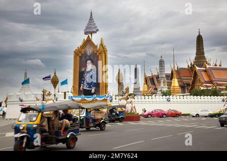 Vor dem Königspalast in bangkok Stockfoto