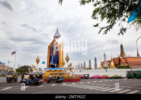 Bangkok, Tahilandia-10. August 2009. In einer Bangkok Straße vor dem Königspalast mit einem großen Foto vom Queen Tuk Tuk Verkehr ist konstant Stockfoto