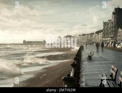 Promenade - Hastings Seafront nach einem Sturm. Stockfoto