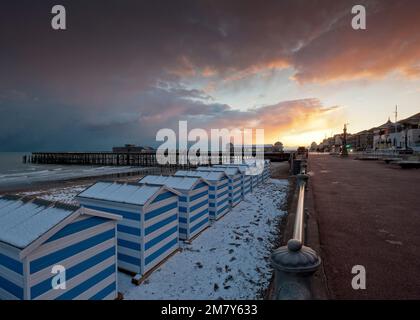 Schnee am Strand von Hastings Stockfoto