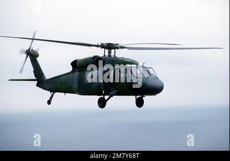 Rechte Luftaufnahme eines UH-60A Black Hawk Helikopters auf dem Weg nach Florida, nach der Abnahmezeremonie im Sikorsky Aircraft Plant, Stratford, Connecticut. Die Hubschrauber werden der 55. Rettungs- und Bergungsschwadron der Luft- und Raumfahrt (55. ARRS) am Luftwaffenstützpunkt Eglin zugeteilt. Basis: Luftwaffenstützpunkt Andrews Bundesstaat: Maryland (MD) Land: Vereinigte Staaten von Amerika (USA) Stockfoto