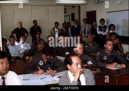 Es wird eine Massenbesprechung für das gesamte Personal durchgeführt, das an der Hong Kong-Übung "SEARCH AND RESCUE '82" beteiligt ist. An der Übung nehmen Einheiten des 33. Air Force Aerospace Rescue and Recovery Service der US-Luftwaffe, der Royal Hong Kong Auxiliary Air Force, des Hong Kong Civil Aviation Department und der US Navy Teil. Betreff Operation/Serie: SUCH- UND RETTUNGSDIENST '82 Land: Hongkong (HKG) Stockfoto