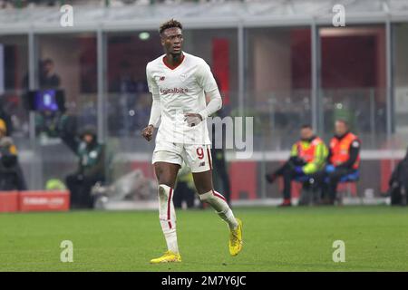 8. Januar 2023, Mailand, Italien: Italien, Mailand, januar 8 2023: Tammy Abraham (als Stürmer der Roma) wartet während des Fußballspiels AC MILAN vs AS ROMA auf einen Torwartwurf in der zweiten Hälfte, Serie A Tim 2022-2023 day17 San Siro Stadion (Kreditbild: © Fabrizio Andrea Bertani/Pacific Press via ZUMA Press Wire) – REDAKTIONELLE VERWENDUNG! Nicht für den kommerziellen GEBRAUCH! Stockfoto