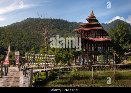 Pai, Thailand. 21. November 2022. Kho Ku so Bamboo Brücke über die Reisfelder in Pai, Norhern Thailand. Stockfoto