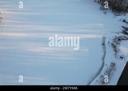 Ein Luftzug eines großen gefrorenen Sees, bedeckt mit Schnee in Cleveland an einem kalten Wintertag Stockfoto