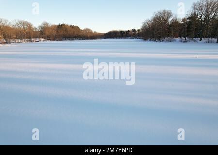 Ein Luftzug eines großen gefrorenen Sees, bedeckt mit Schnee in Cleveland an einem kalten Wintertag Stockfoto