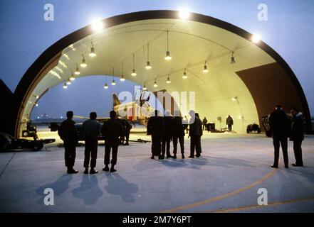 Teammitglieder der 36. Aircraft Maintenance Unit beginnen den Sabre Spirit I-Munitionsladungswettbewerb, indem sie ein F-4E Phantom II Flugzeug mit einer Mark 84 2.000 Pfund Bombe beladen. Basis: Osan Air Base Country: Republik Korea (KOR) Stockfoto