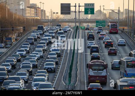 (230111) -- PEKING, 11. Januar 2023 (Xinhua) -- Fahrzeuge fahren auf der Jianguo Road während der Spitzenzeiten am Morgen im Chaoyang District von Peking, Hauptstadt von China, 3. Januar 2023. (Xinhua/Ju Huanzong) Stockfoto