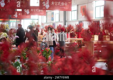 (230111) -- PEKING, 11. Januar 2023 (Xinhua) -- Menschen besuchen einen Blumenmarkt in Wuhan, zentralchinesische Provinz Hubei, 1. Januar 2023. (Xinhua/Xiao Yijiu) Stockfoto