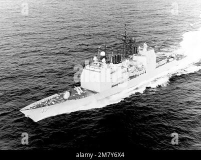 Ein Luftportalblick auf das Aegis-geführte Raketenkreuzer USS TICONDEROGA (CG-47) im Gange. Land: Golf Von Mexiko Stockfoto