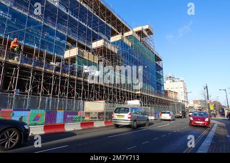 Forest Gate, London, Großbritannien. 11. Januar 2023. Die Gentrifizierung der Forest Gate High Street und der umliegenden Gebiete setzt sich rasant fort, ein langfristiges Projekt, das mit der Umwandlung des Bahnhofs in eine Station der Elizabeth-Linie begann. Das ist Teil des "Newham Borough council High Streets Programme". Foto: Paul Lawrenson/Alamy Live News Stockfoto