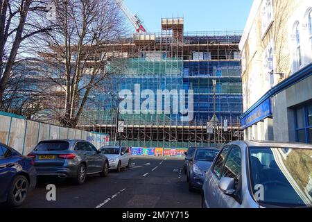 Forest Gate, London, Großbritannien. 11. Januar 2023. Die Gentrifizierung der Forest Gate High Street und der umliegenden Gebiete setzt sich rasant fort, ein langfristiges Projekt, das mit der Umwandlung des Bahnhofs in eine Station der Elizabeth-Linie begann. Das ist Teil des "Newham Borough council High Streets Programme". Foto: Paul Lawrenson/Alamy Live News Stockfoto