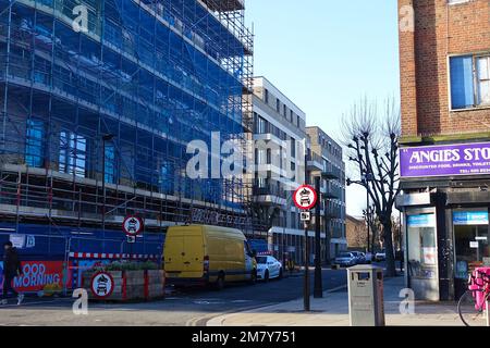 Forest Gate, London, Großbritannien. 11. Januar 2023. Die Gentrifizierung der Forest Gate High Street und der umliegenden Gebiete setzt sich rasant fort, ein langfristiges Projekt, das mit der Umwandlung des Bahnhofs in eine Station der Elizabeth-Linie begann. Das ist Teil des "Newham Borough council High Streets Programme". Foto: Paul Lawrenson/Alamy Live News Stockfoto