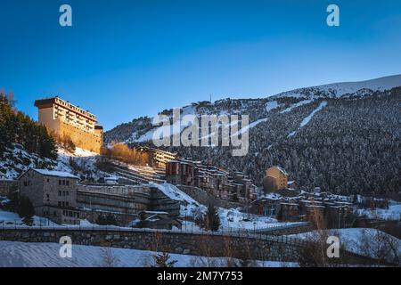 Wunderschöne kleine Stadt Soldeu, umgeben von Pinienwäldern und schneebedeckten Bergen. Skiurlaub im Winter in Andorra, Pyrenäen Stockfoto