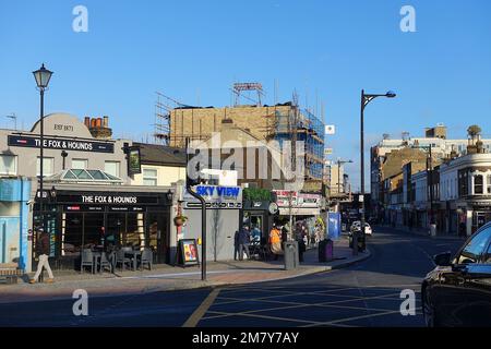 Forest Gate, London, Großbritannien. 11. Januar 2023. Die Gentrifizierung der Forest Gate High Street und der umliegenden Gebiete setzt sich rasant fort, ein langfristiges Projekt, das mit der Umwandlung des Bahnhofs in eine Station der Elizabeth-Linie begann. Das ist Teil des "Newham Borough council High Streets Programme". Foto: Paul Lawrenson/Alamy Live News Stockfoto