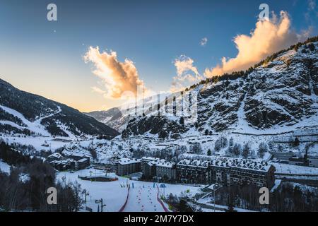 Bars, Restaurants, Hotels und Wohngebäude von El Tarter und Soldeu bei Sonnenuntergang. Skiurlaub im Winter in Andorra, Pyrenäen Stockfoto