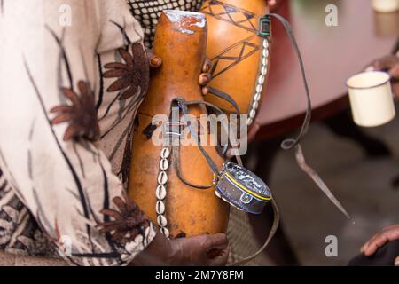 Mursik ist eine traditionelle fermentierte Milchvariante der Kalenjin in Kenia. Es kann aus Kuh- oder Ziegenmilch hergestellt werden und wird in einem speziellen m fermentiert Stockfoto