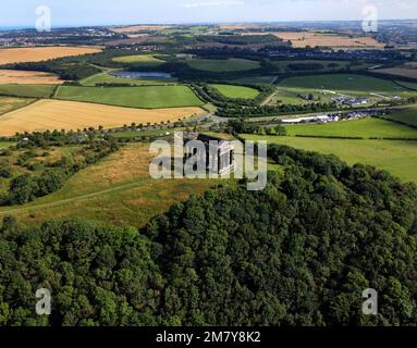 PENSHAW MONUMENT MIT HERRINGTON COUNTRY PARK IM HINTERGRUND. Stockfoto