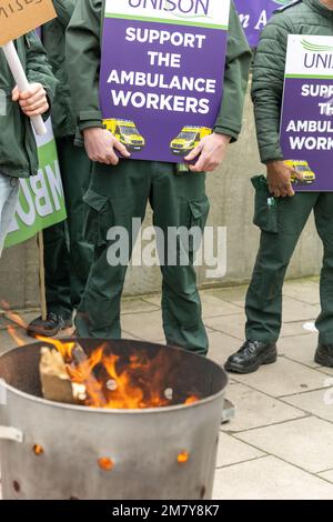 London, Großbritannien. 11. Januar 2023. Streikende Ambulanzmitarbeiter an der Westminster Ambulance Station London Credit: Ian Davidson/Alamy Live News Stockfoto